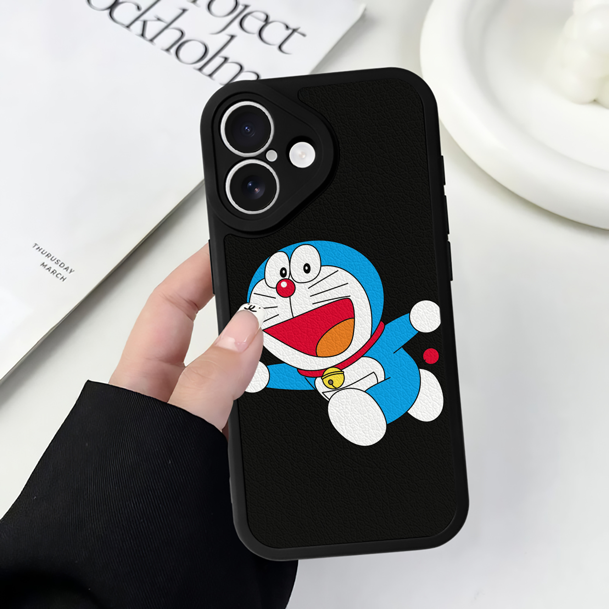 （画像用） ドラえもん Doraemon 【iPhone 16シリーズ対応】シリコンスマホケース（レザー調） 材質：シリコン